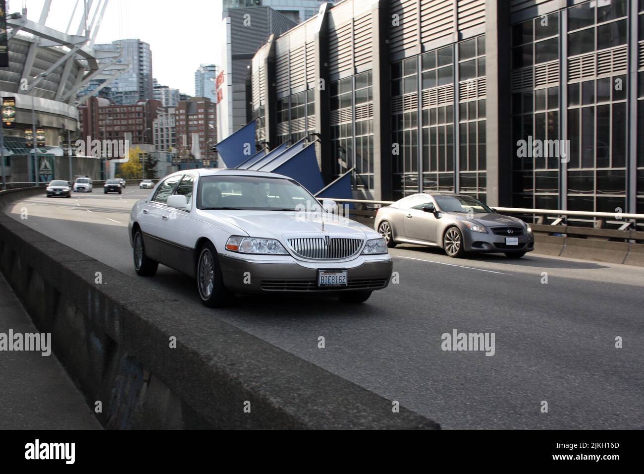 Luxuriöser Lincoln-Oldtimer, der an der Rogers Arena in der Innenstadt von Vancouver, British Columbia, Kanada, vorbeifährt Stockfoto