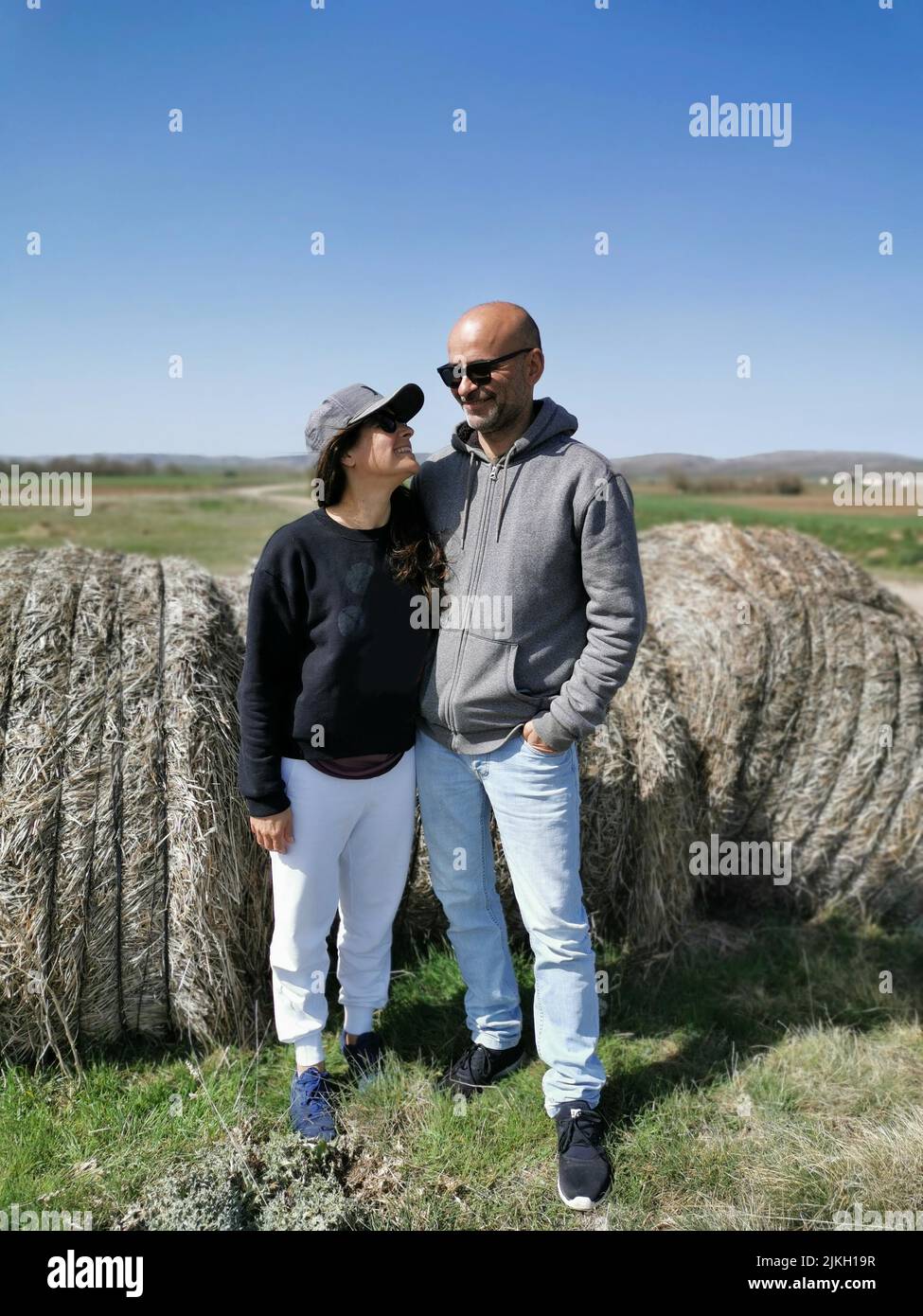 Porträt eines attraktiven Paares mittleren Alters, das die Natur genießt. Stockfoto