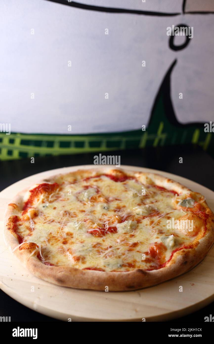 Eine appetitliche Pizza mit Tomatensauce und Pilzen, die mit den ...