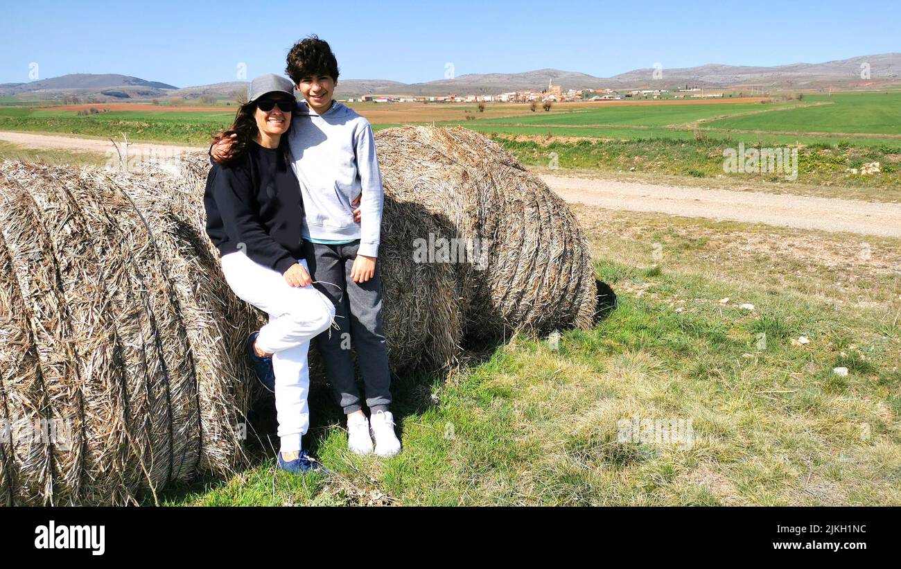 Familie. Mutter und Kind genießen die Natur. Stockfoto