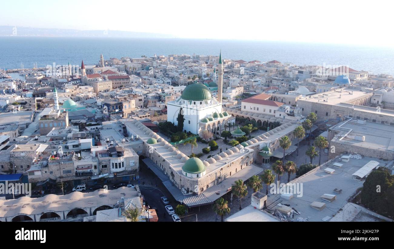 Eine Luftaufnahme der El-Jazzar Moschee (oder Weiße Moschee), die sich innerhalb der Mauern der Altstadt von Akko befindet und das östliche Mittelmeer überblickt Stockfoto