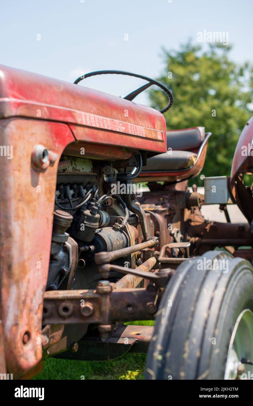 Eine vertikale Aufnahme von Details eines rostigen alten Traktors auf einer Farm in Ontario Stockfoto