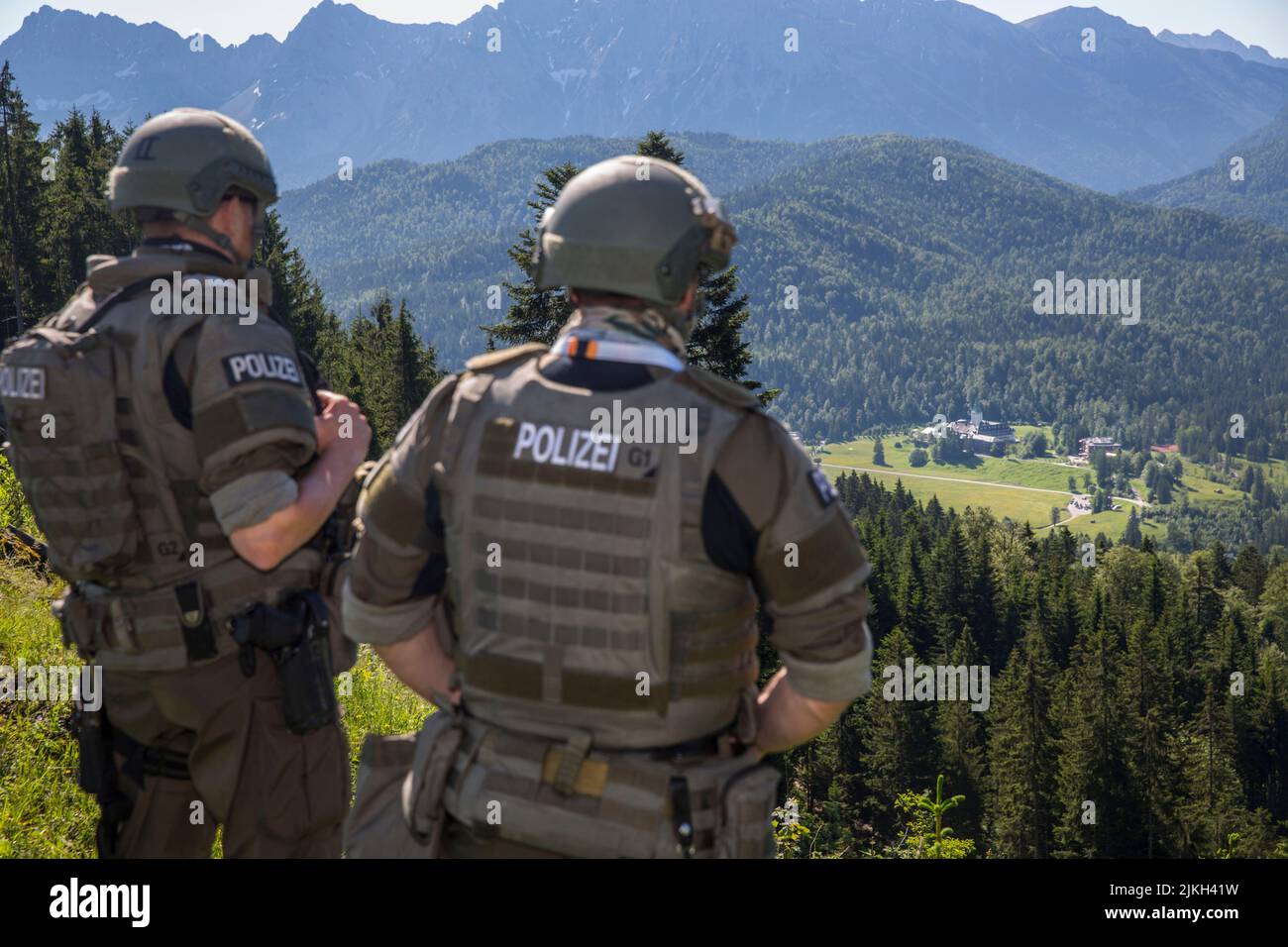 Eine Einheit der Spezialeinheiten der deutschen Polizei überwacht das Gebiet um G7 Gipfel auf Schloss Elmau Stockfoto