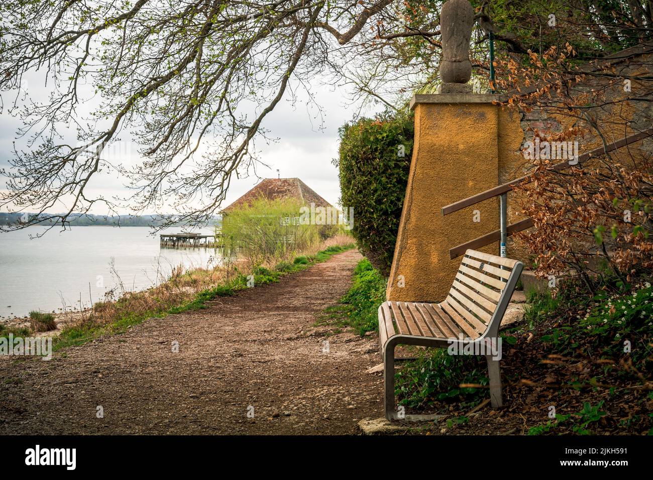 Das Ufer des Ammersees und ein traditionelles Bootshaus in der Nähe von München, Bayern, Deutschland Stockfoto