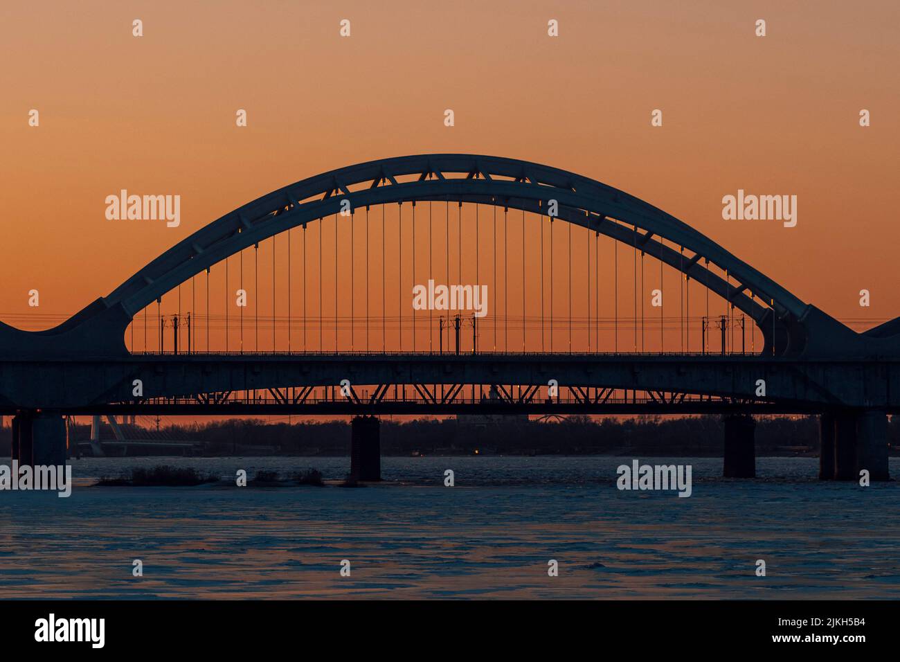 Ein Blick auf den Sonnenuntergang über der Godavari Arch Bridge am Godavari River in Rajahmundry, Indien Stockfoto