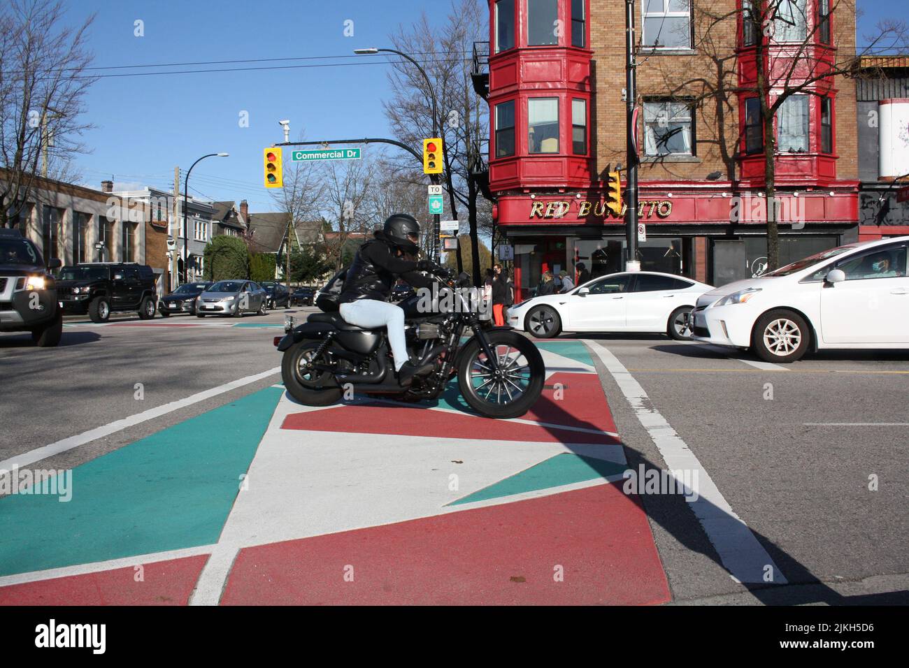 Ein Mann, der auf dem Commercial Drive ein Fahrrad fährt. Vancouver, British Columbia, Kanada Stockfoto