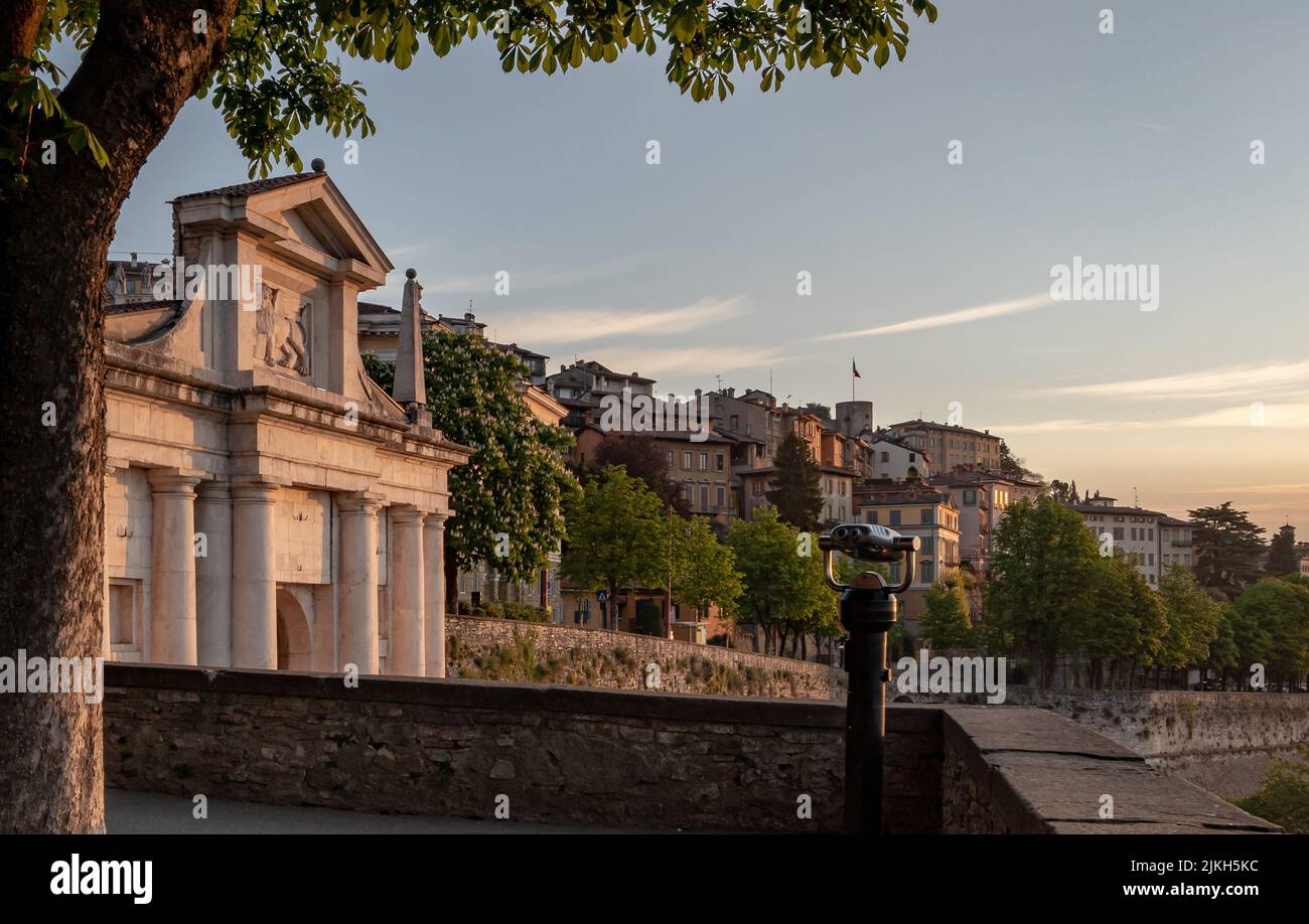 Die Gebäude und Wahrzeichen in der Stadt Bergamo bei Sonnenuntergang, Italien Stockfoto