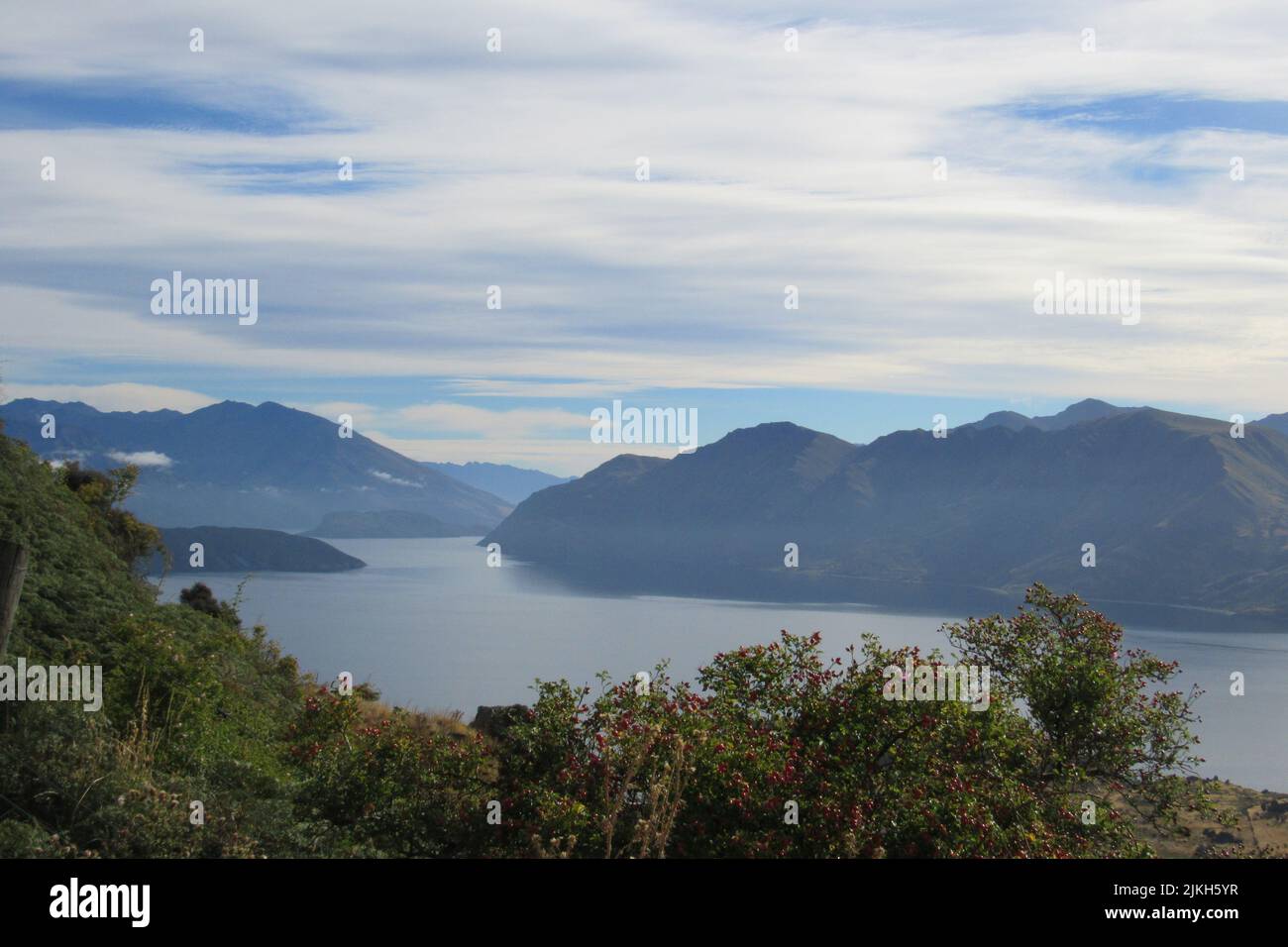 Eine Luftaufnahme eines Sees, der von felsigen Hügeln umgeben ist, in Wanaka, Neuseeland Stockfoto