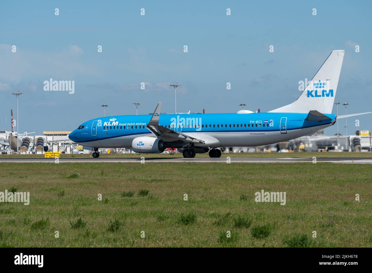 Ein Flugzeug der KLM-Fluggesellschaft Boeing 737-8K2 auf der Start- und Landebahn, das am Flughafen Lissabon startet Stockfoto