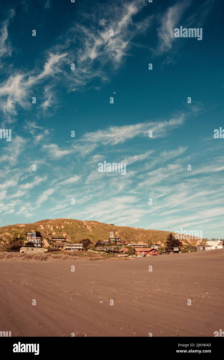 Eine vertikale Ansicht einer Landschaft mit Gebäuden unter einem Hügel in Matanzas, Chile Stockfoto