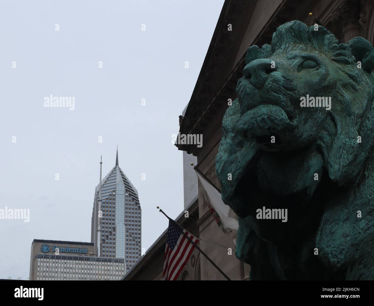 Die Löwenstatue ist eine von einem Paar Bronzelöwen des Bildhauers Edward Kemeys, die den Haupteingang des Art Institute of Chicago flankieren. Stockfoto