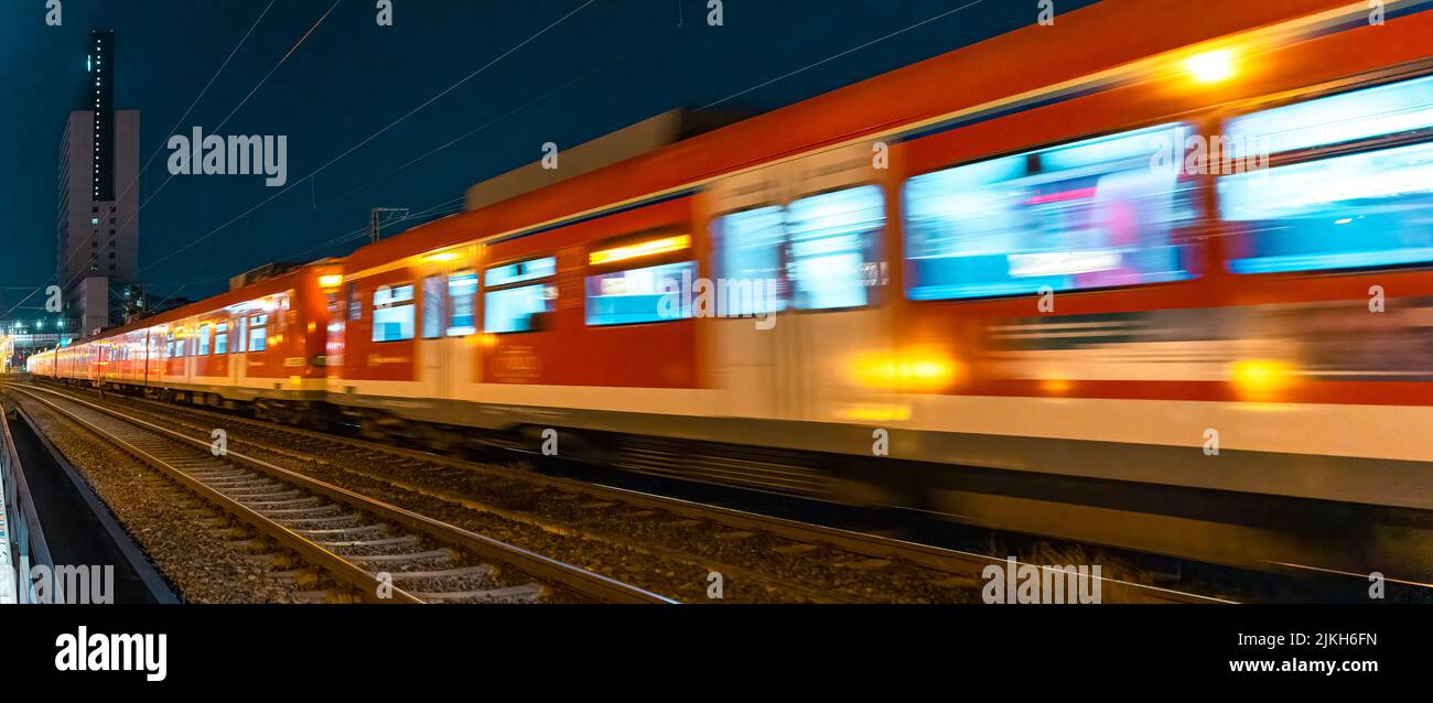 Ein Expresszug in Bewegung bei Nacht, Frankfurt am Main, Deutschland Stockfoto