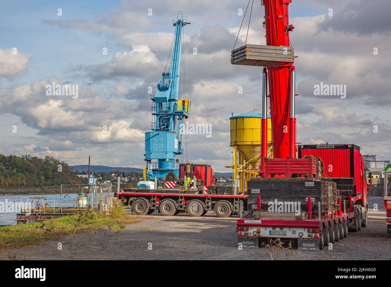 Andernach, Deutschland - 25. Oktober 2019: Ein LKW-Kran hebt Stahlplatten auf einer Baustelle Stockfoto