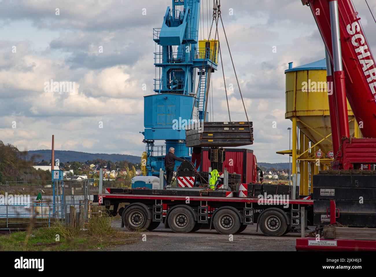 Andernach, Deutschland - 25. Oktober 2019: Ein LKW-Kran hebt Stahlplatten auf einer Baustelle Stockfoto