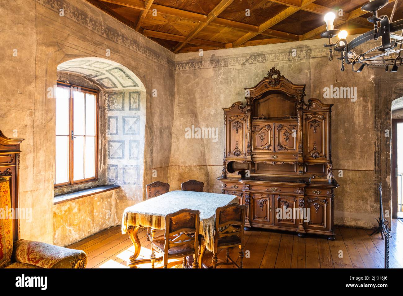 Vintage-Möbel in der mittelalterlichen Burg Orava. Oravsky Podzamok, Slowakei, 21. Juli 2022 Stockfoto