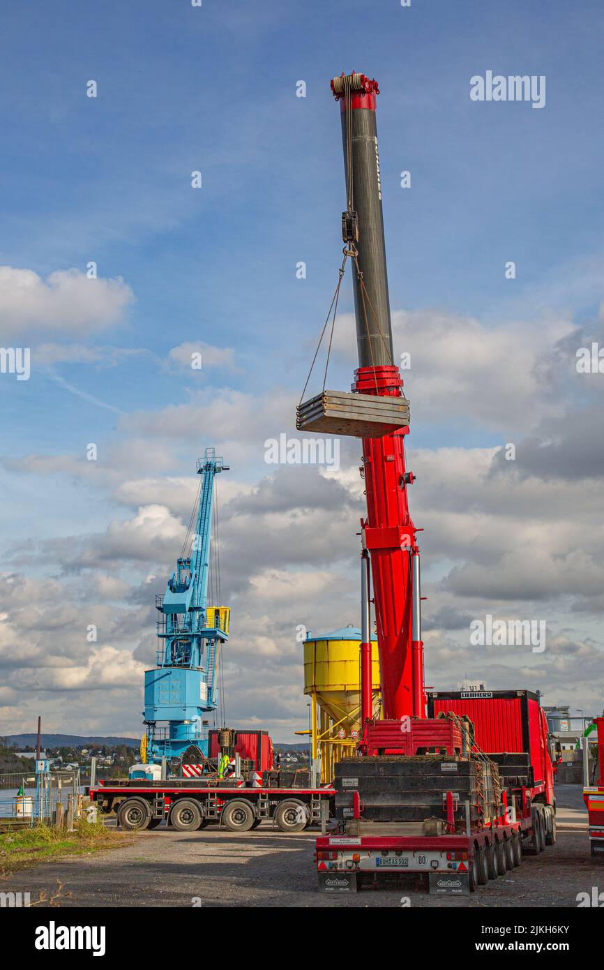 Andernach, Deutschland - 25. Oktober 2019: Ein LKW-Kran hebt Stahlplatten auf einer Baustelle Stockfoto