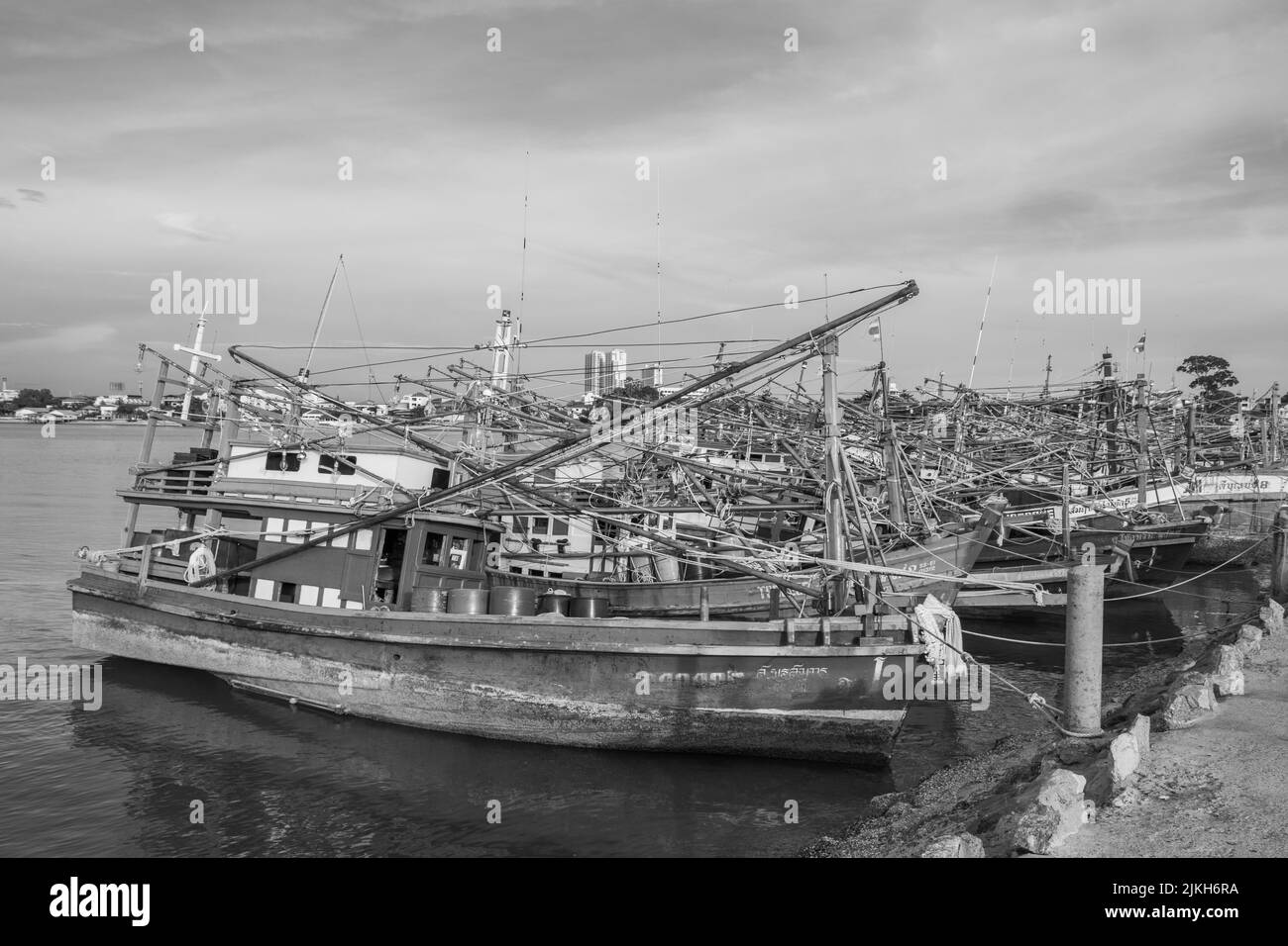 Thailändisches Fischerboot an einem Pier in Thailand Südostasien Stockfoto