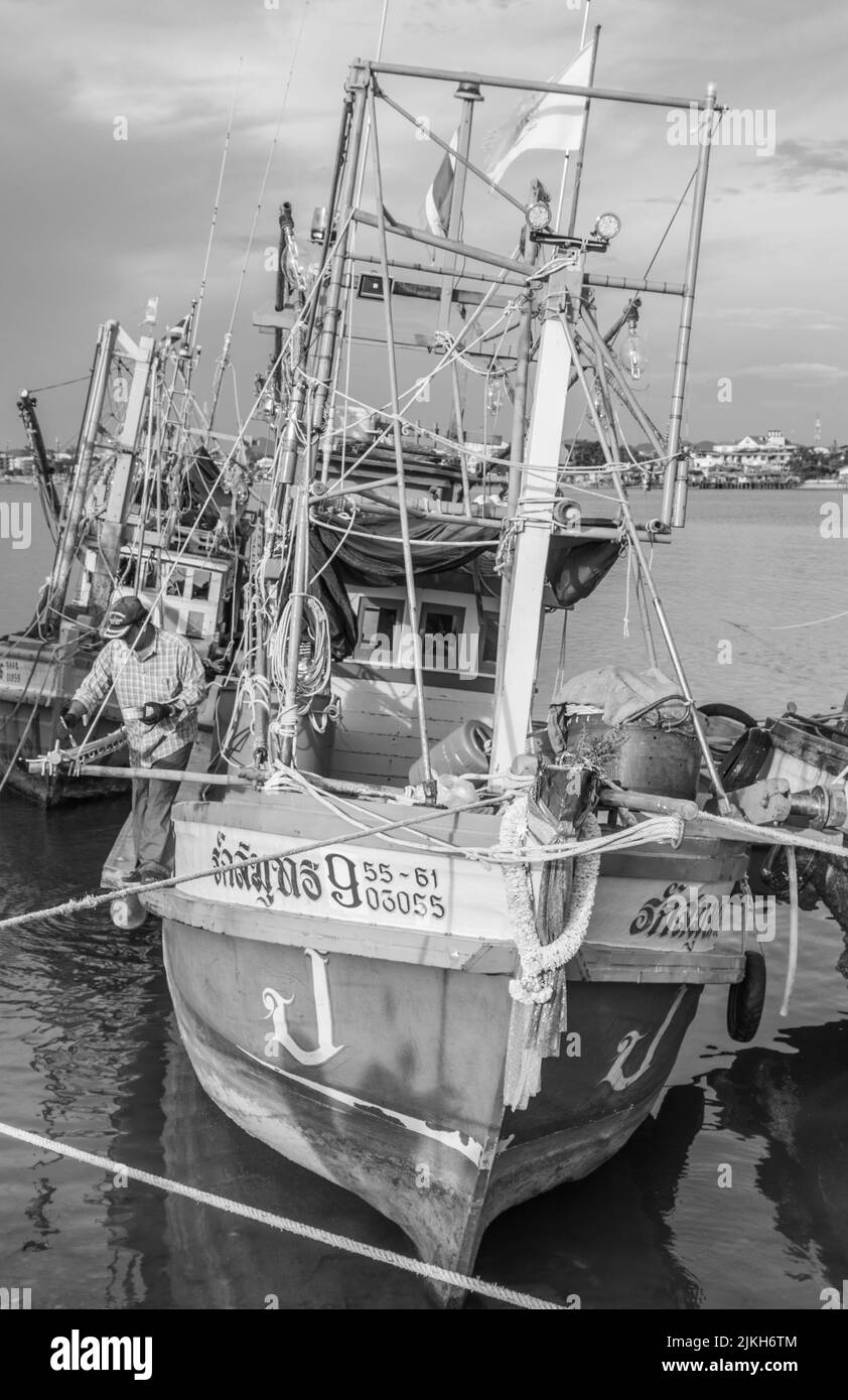 Thailändisches Fischerboot an einem Pier in Thailand Südostasien Stockfoto