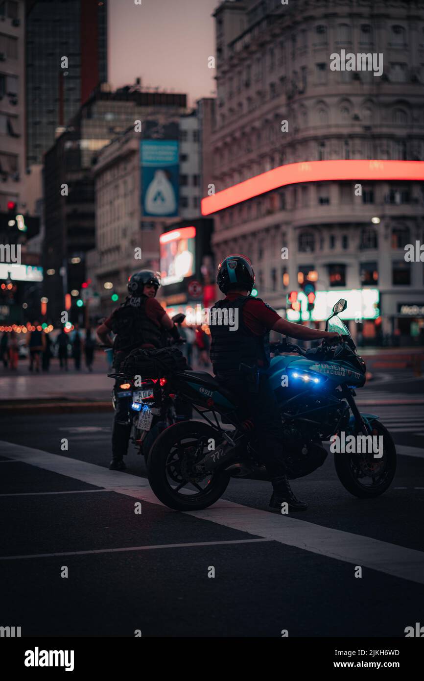 Die beiden Polizisten auf einem Motorrad in der Stadt Buenos Aires Stockfoto