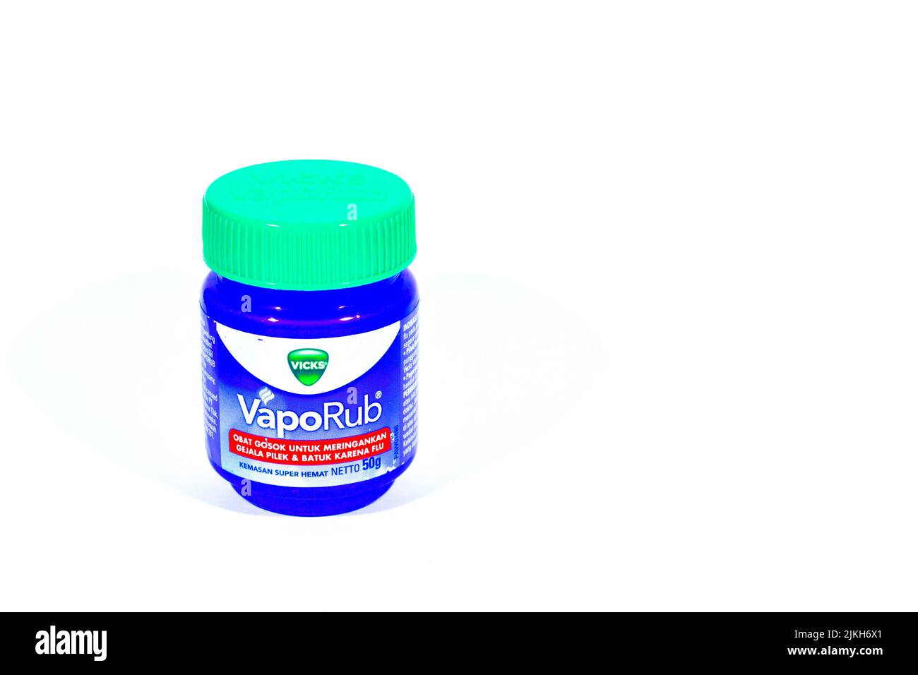 Vicks VapoRub ist eine topische Salbe mit Mentholbildung, die zur Marke Vicks gehört, die frei verkäufliche Medikamente im Besitz des amerikanischen Konsumgüterunternehmens bietet Stockfoto