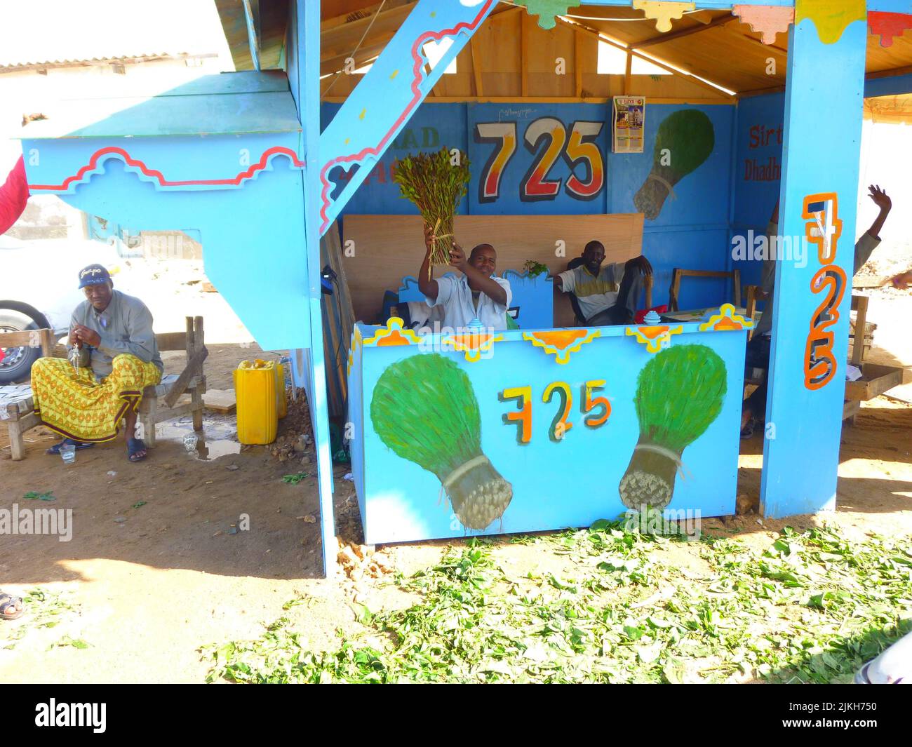 Kleiner Stand, der Khat verkauft, eine Pflanze, deren Blätter und Stielspitzen wegen ihrer stimulierenden Wirkung gekaut werden. Stockfoto