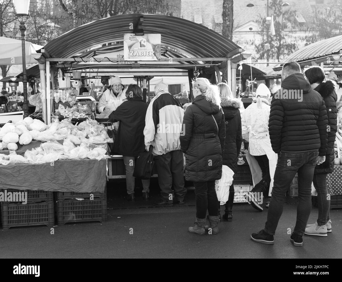 Eine Gruppe von Menschen auf einem Markt beschäftigt Kauf während des Weihnachtsabends in Lublian, Rumänien Stockfoto