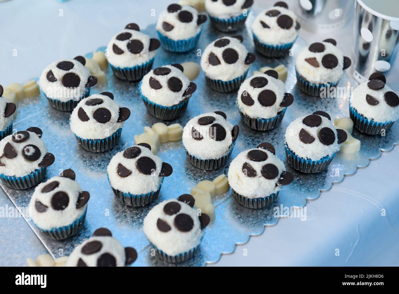 Eine Nahaufnahme von schwarzen und weißen Panda-Muffins auf dem Tablett Stockfoto