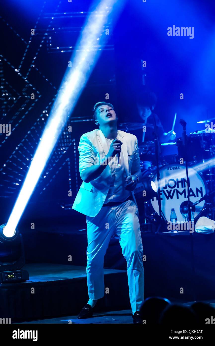 Johannesburg, Südafrika - 24. April 2014: Der britische Singer Songwriter John Newman spielt live auf der Bühne Stockfoto