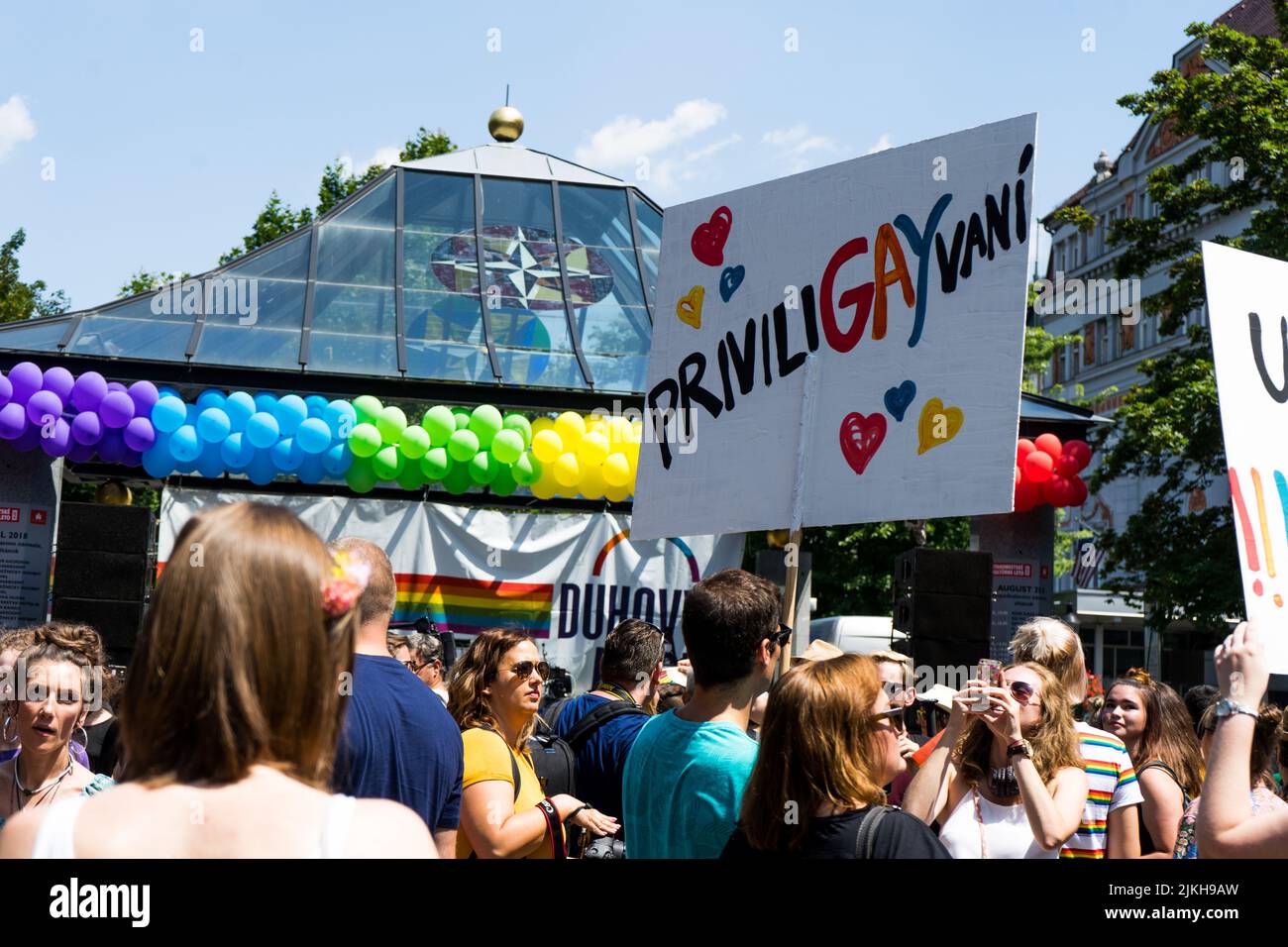 Menschen marschieren mit Regenbogenfahnen in Europa für gleiche Rechte für die LGBTQ-Gemeinschaft Stockfoto