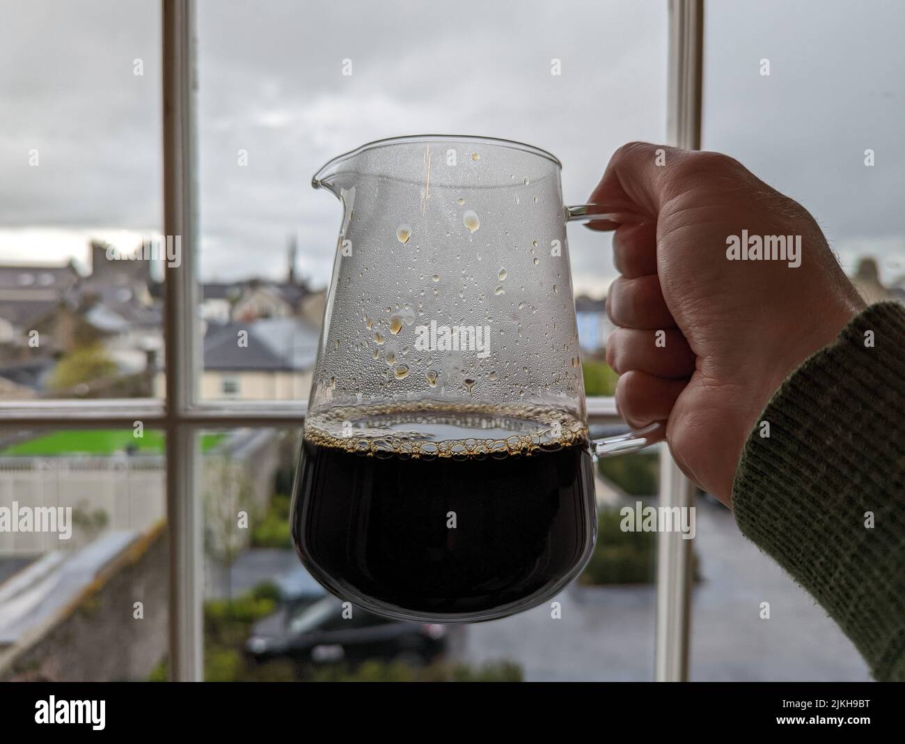 Ein großes Glas mit gefiltertem Kaffee auf einem unscharfen Hintergrund Stockfoto