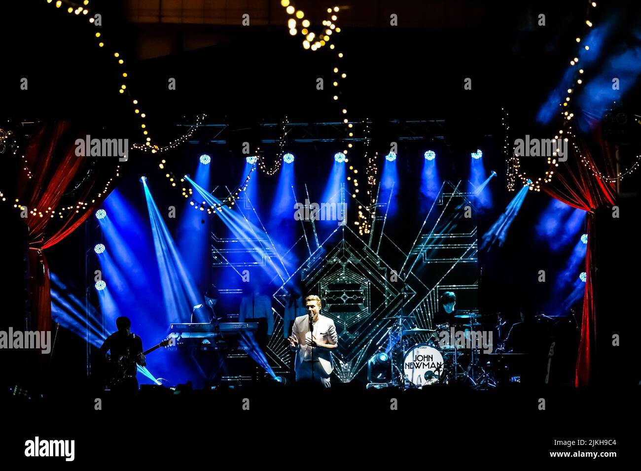 Johannesburg, Südafrika - 24. April 2014: Der britische Singer Songwriter John Newman spielt live auf der Bühne Stockfoto