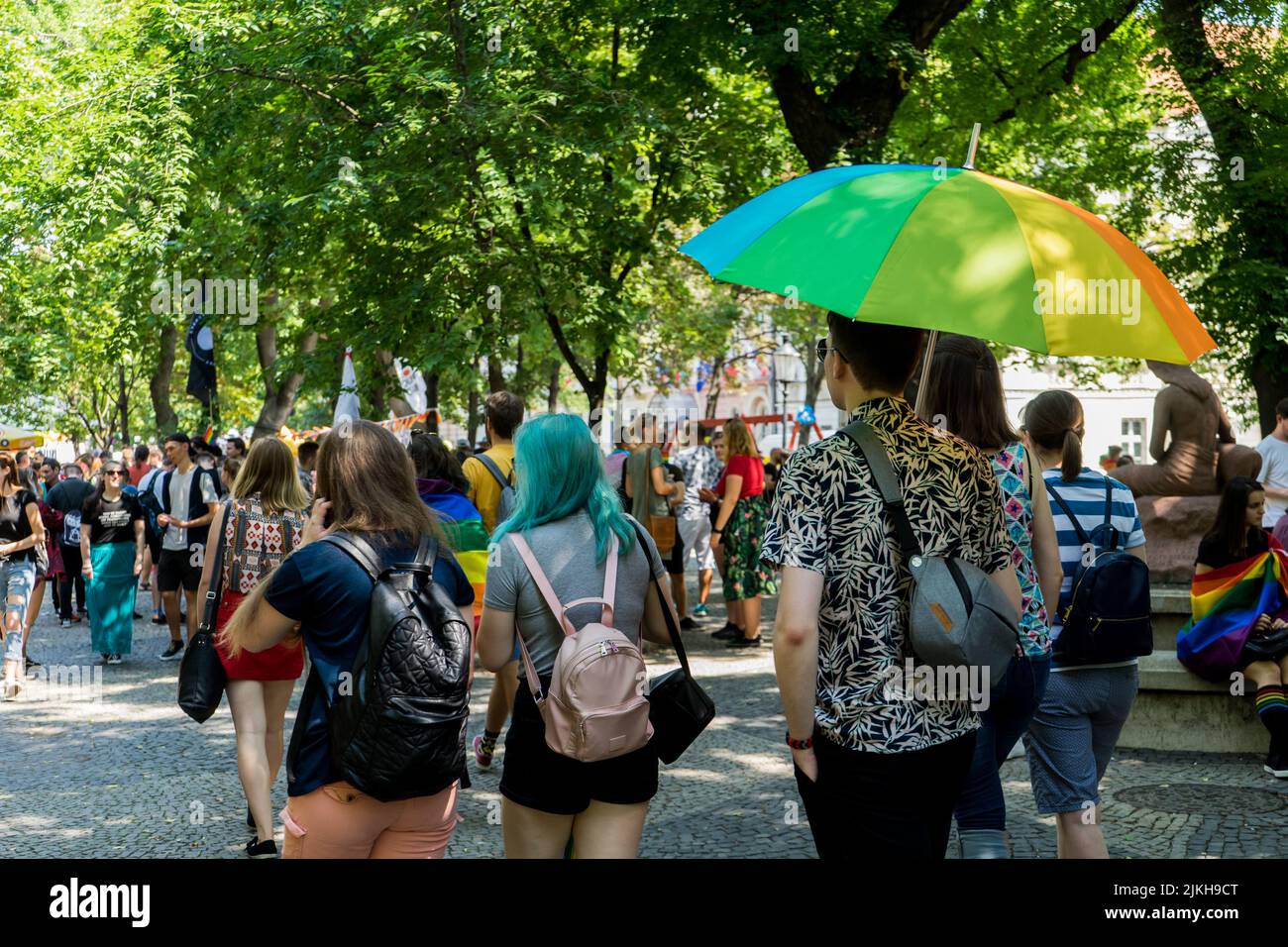 Menschen marschieren mit Regenbogenfahnen in Europa für gleiche Rechte für die LGBTQ-Gemeinschaft Stockfoto