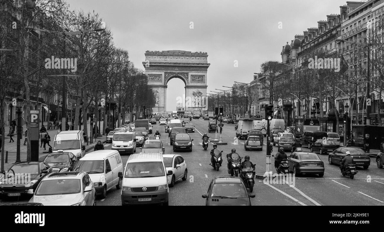 Eine Graustufenaufnahme der belebten Avenue des Champs Elysees in Paris, Frankreich Stockfoto