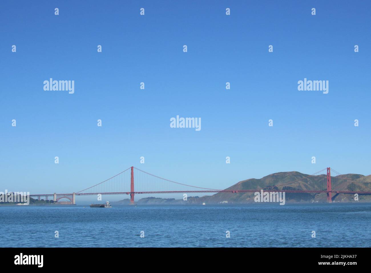Die Golden Gate Bridge in der Ferne über dem Wasser in San Francisco Stockfoto