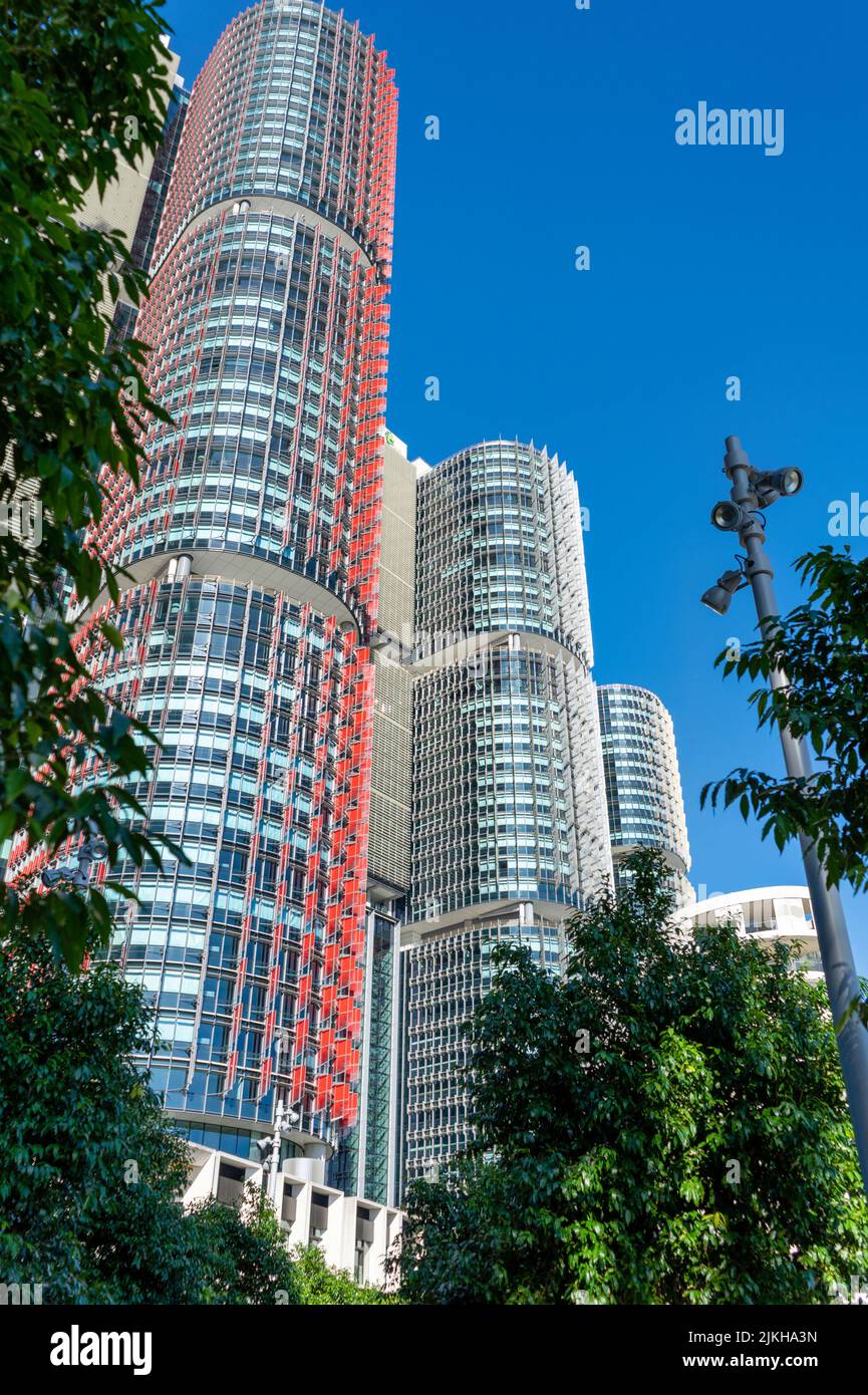 Eine vertikale Low-Angle-Aufnahme der International Towers Sydney gegen den blauen Himmel. Barangaroo. Stockfoto