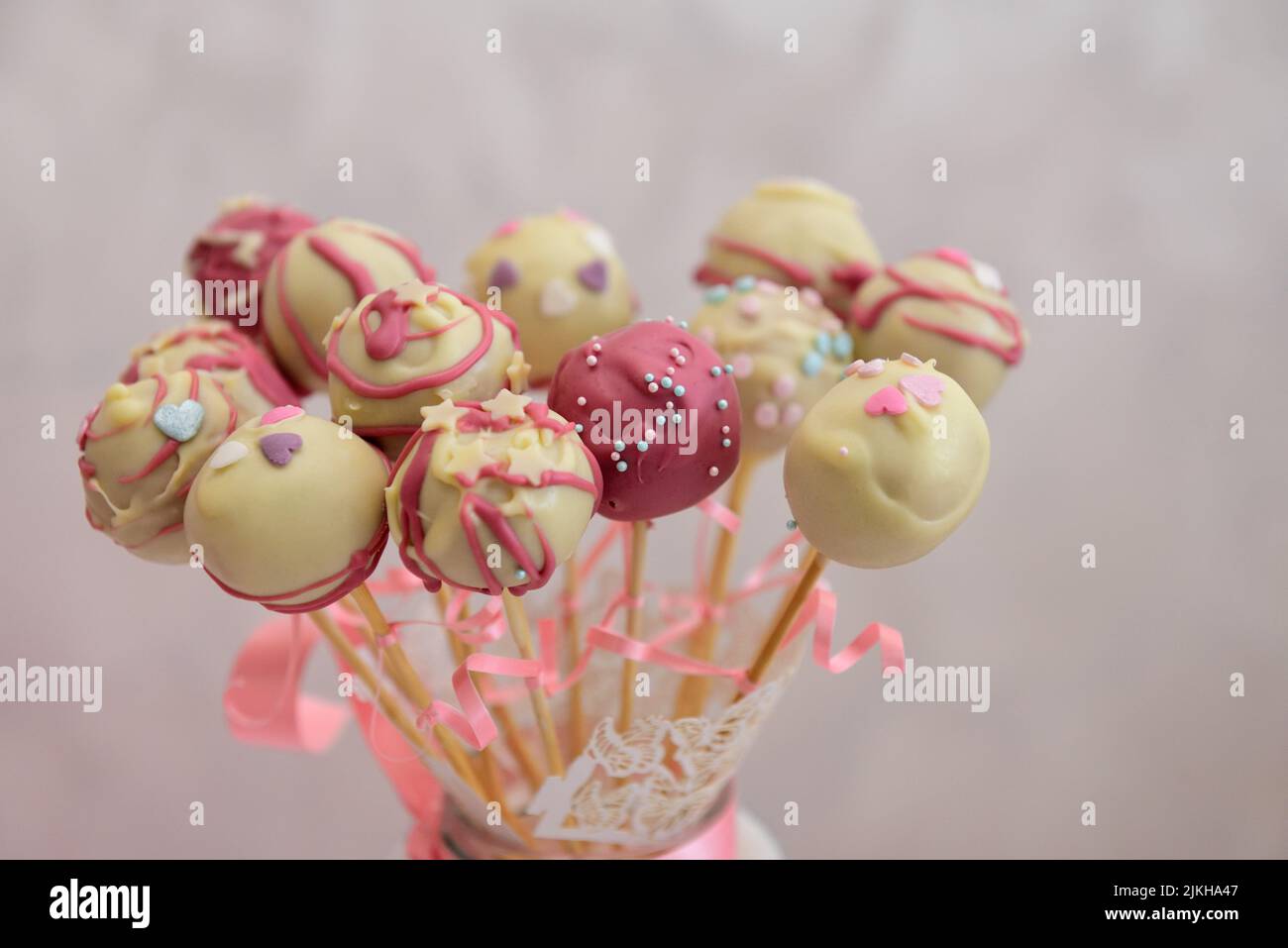 Eine Nahaufnahme von farbenfrohen, leckeren, mattierten Cakepops Stockfoto