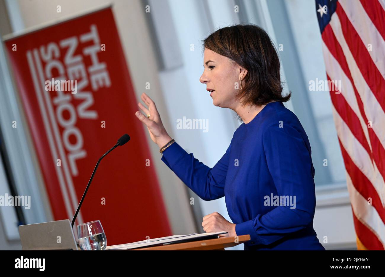 New York, USA. 02. August 2022. Annalena Baerbock (Bündnis 90/die Grünen), Bundesaußenministerin, spricht zum Thema transatlantische Beziehungen zu Studierenden der Theresa lang Community und dem Studierendenzentrum der Universität "die Neue Schule". Kredit: Britta Pedersen/dpa/Alamy Live Nachrichten Stockfoto