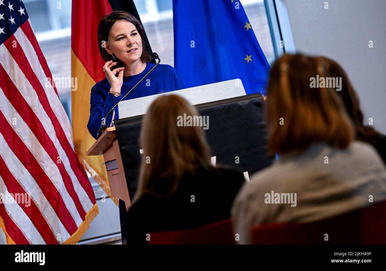 New York, USA. 02. August 2022. Annalena Baerbock (Bündnis 90/die Grünen), Bundesaußenministerin, spricht zum Thema transatlantische Beziehungen zu Studierenden der Theresa lang Community und dem Studierendenzentrum der Universität "die Neue Schule". Kredit: Britta Pedersen/dpa/Alamy Live Nachrichten Stockfoto