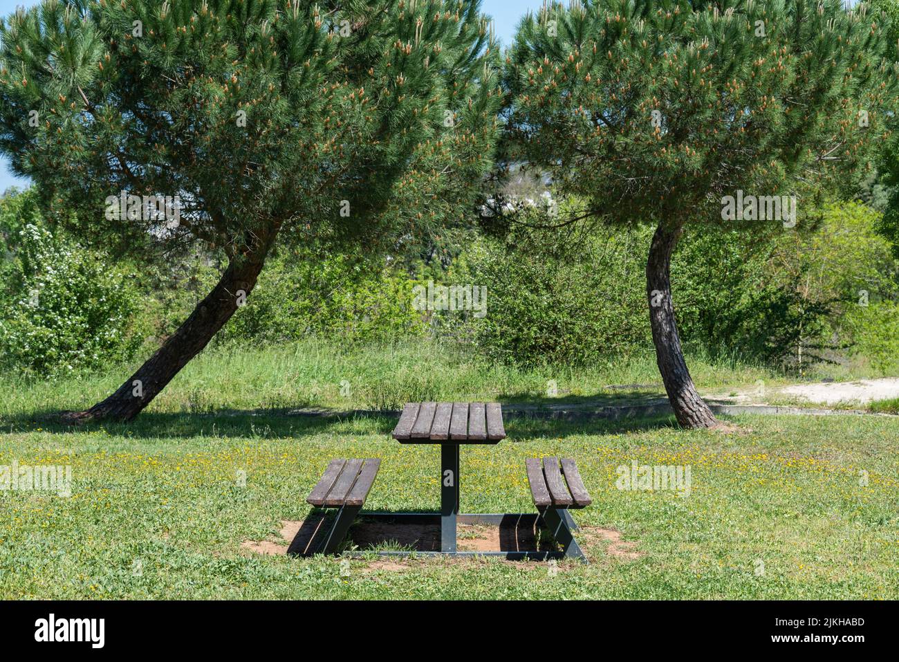 Die Picknicktische im Stadtpark Santa Iria de Azoia in Loures, Portugal Stockfoto
