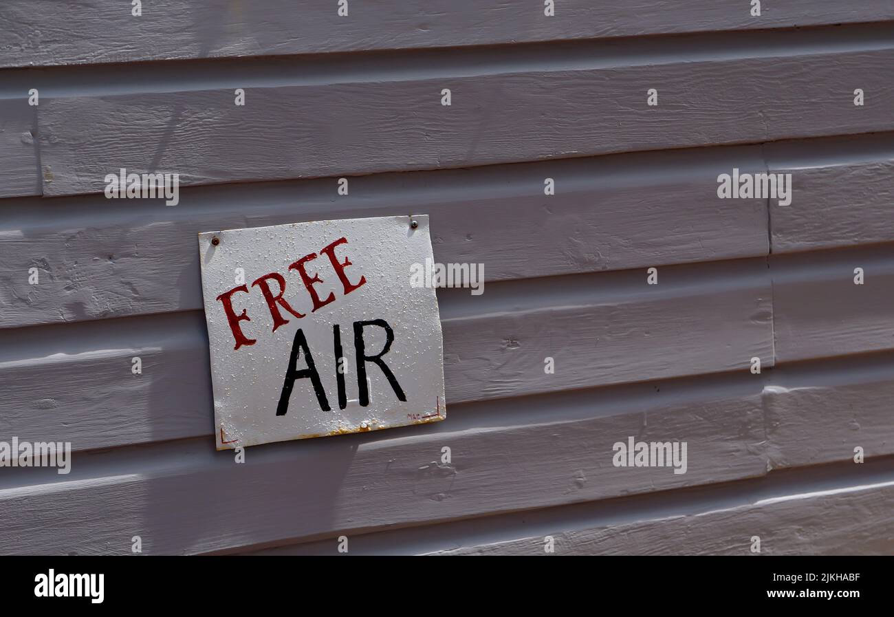 Ein Metall-Freiluftschild an einem grauen Tor Stockfoto