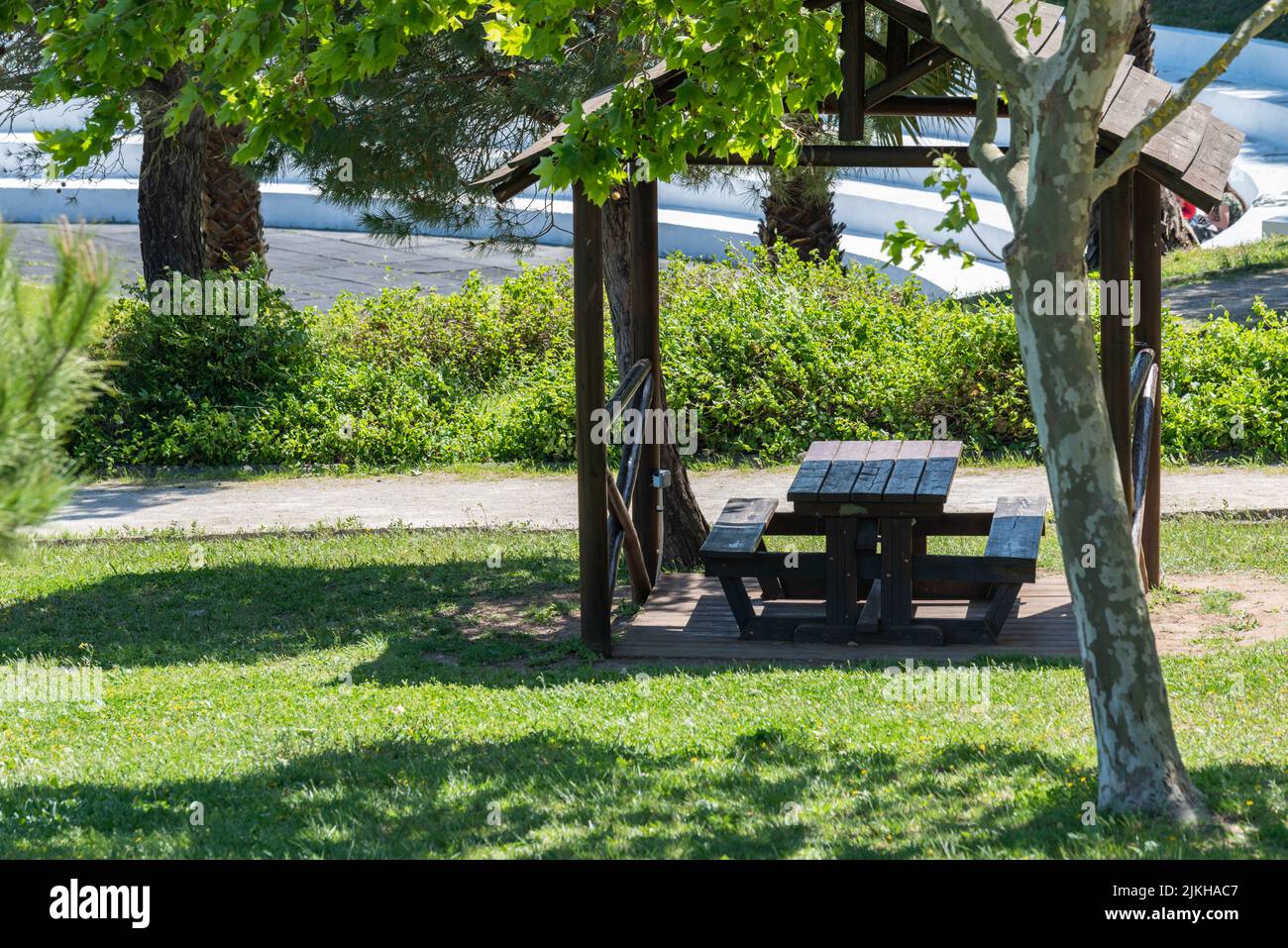 Die Picknicktische im Stadtpark Santa Iria de Azoia in Loures, Portugal Stockfoto