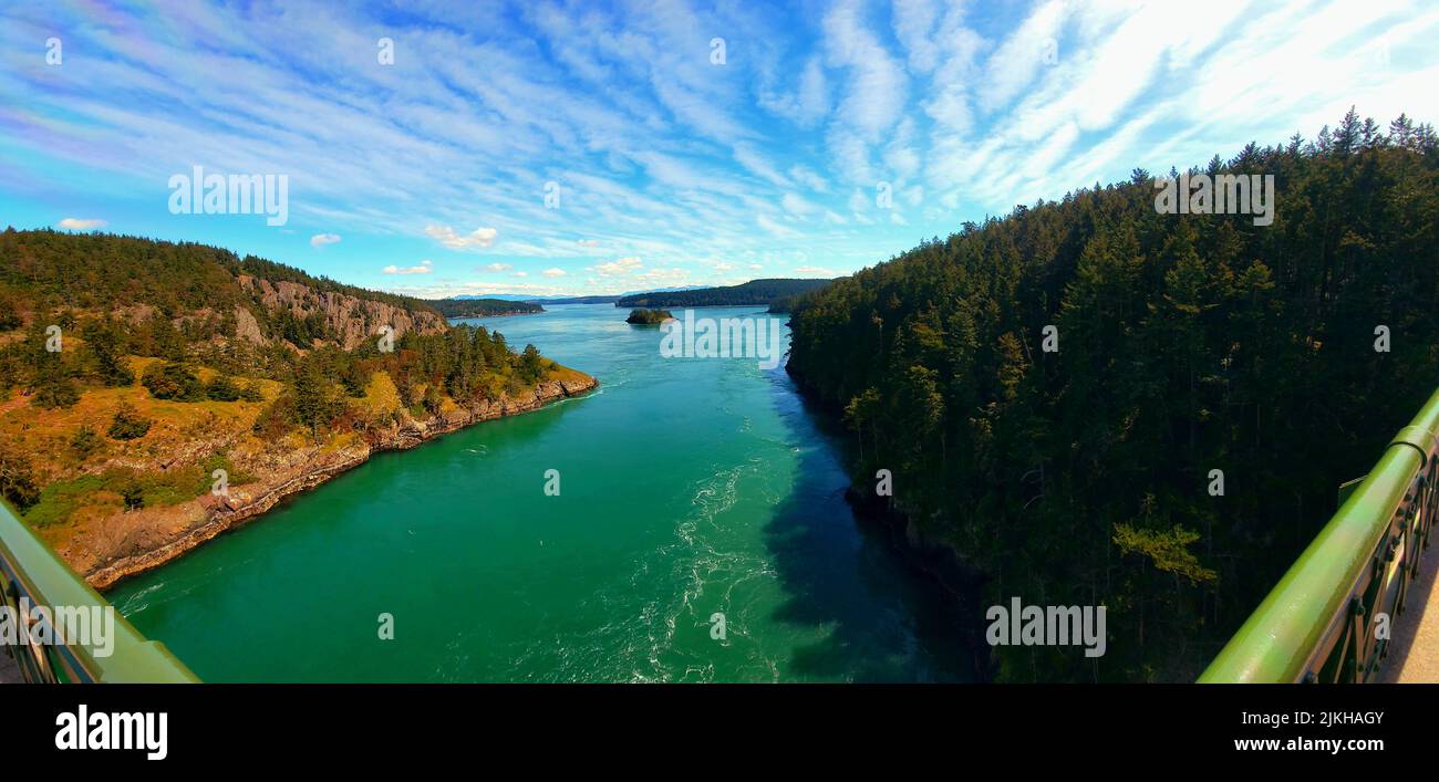 Ein Blick auf einen Wald mit einem See von der Brücke des Deception Pass im Bundesstaat Washington Stockfoto