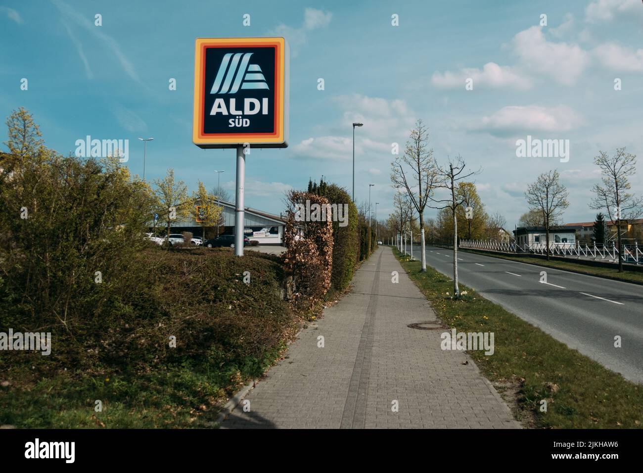 Eine wunderschöne Aufnahme eines von Bäumen umgebenen Schildes von ALDI in Sonneberg, Deutschland Stockfoto