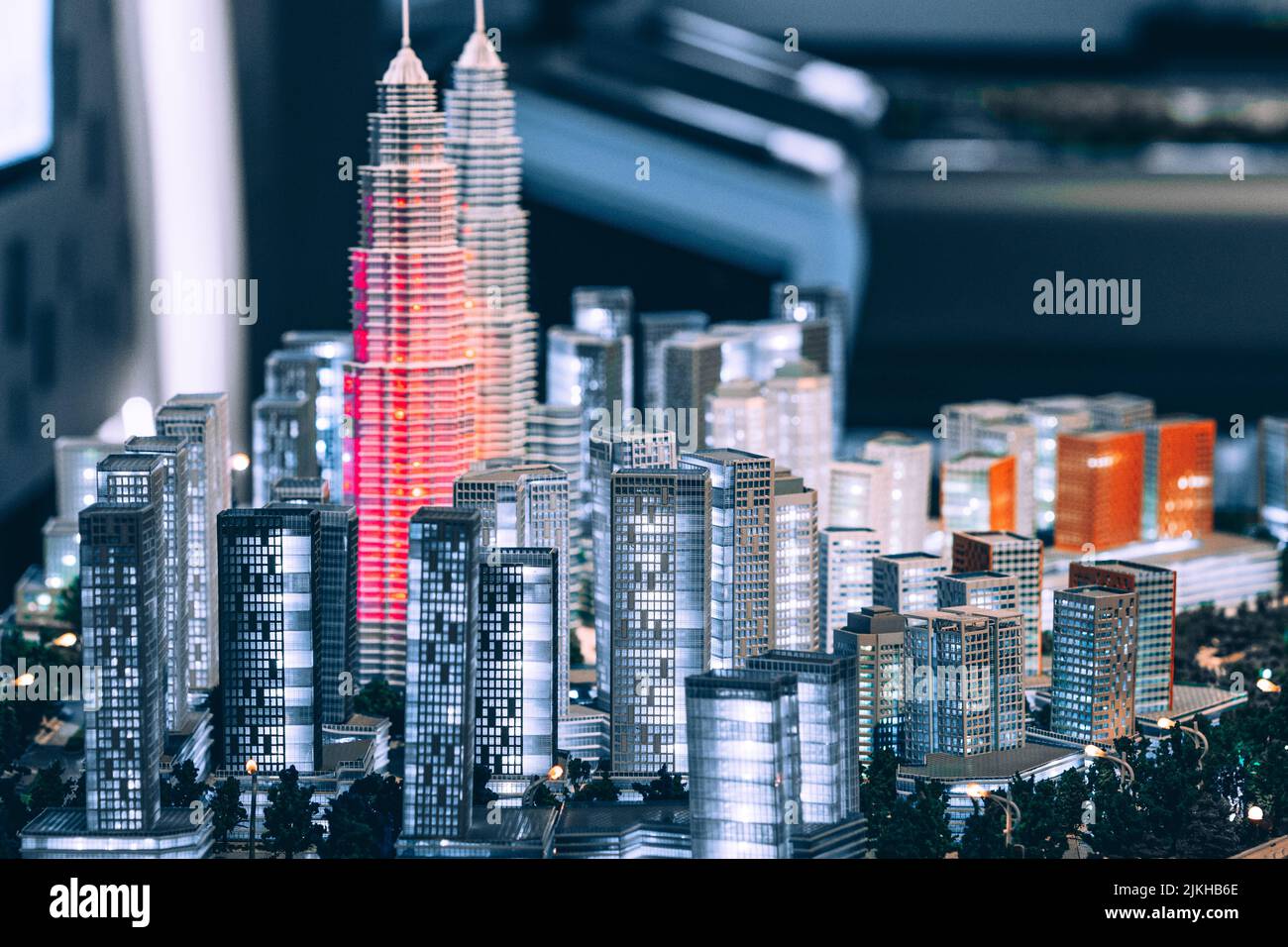 Die Glasmaquette des farbenfrohen Petronas Twin Towers-Gebäudes Stockfoto