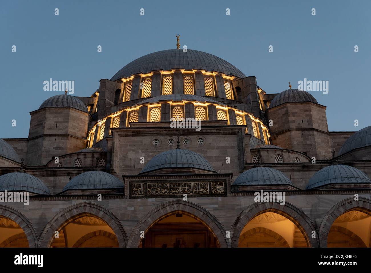 Istanbul, Türkei. November 22. 2021 wunderschöne osmanische Kuppeleinfahrt der Suleymaniye Moschee während des Aufrufs zum Gebet, auf dem Hügel über Istanbul Stockfoto