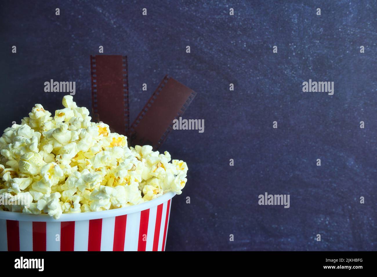 Online-Kino. Film-Hobby, Internet-Video-Streaming-Service oder Kino realistische Banner mit Eimer Popcorn, Tickets aus Film str Stockfoto