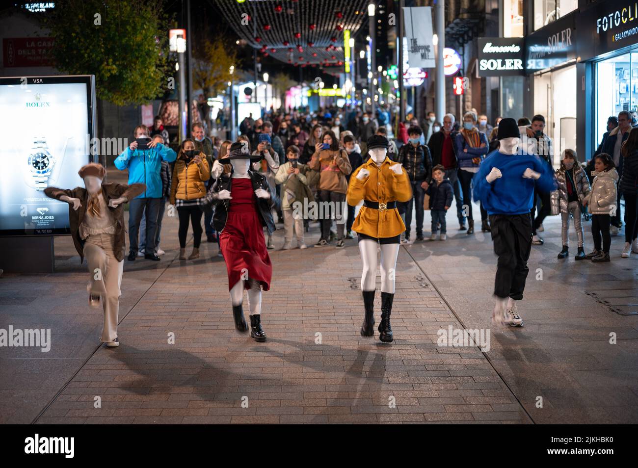 Eine Gruppe von vier Tänzern, die nachts auf der Straße choreografieren. Stockfoto