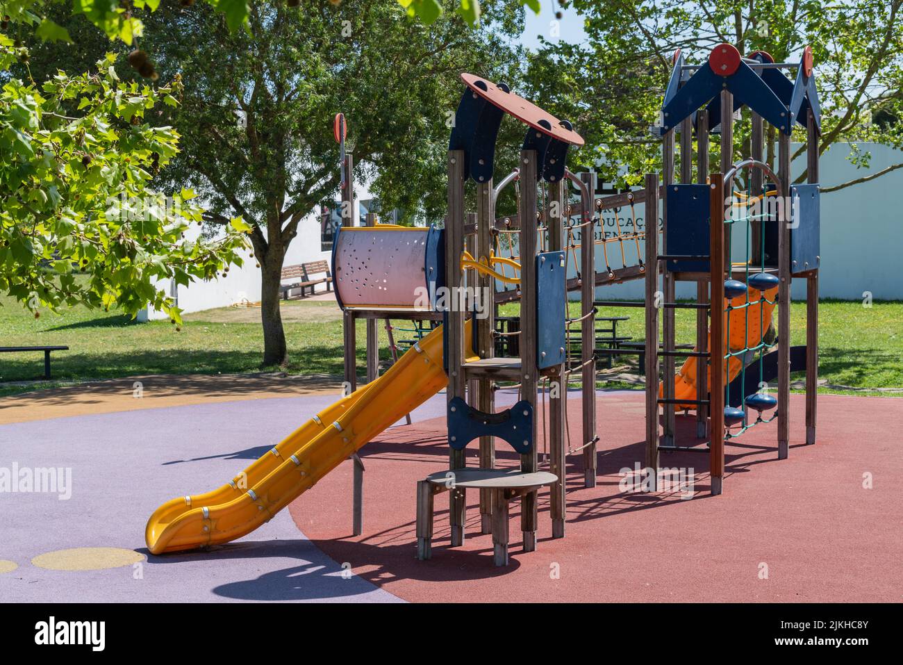 Ein Bereich mit Kinderspielplatz im Stadtpark Santa Iria de Azoia in Loures, Portugal Stockfoto