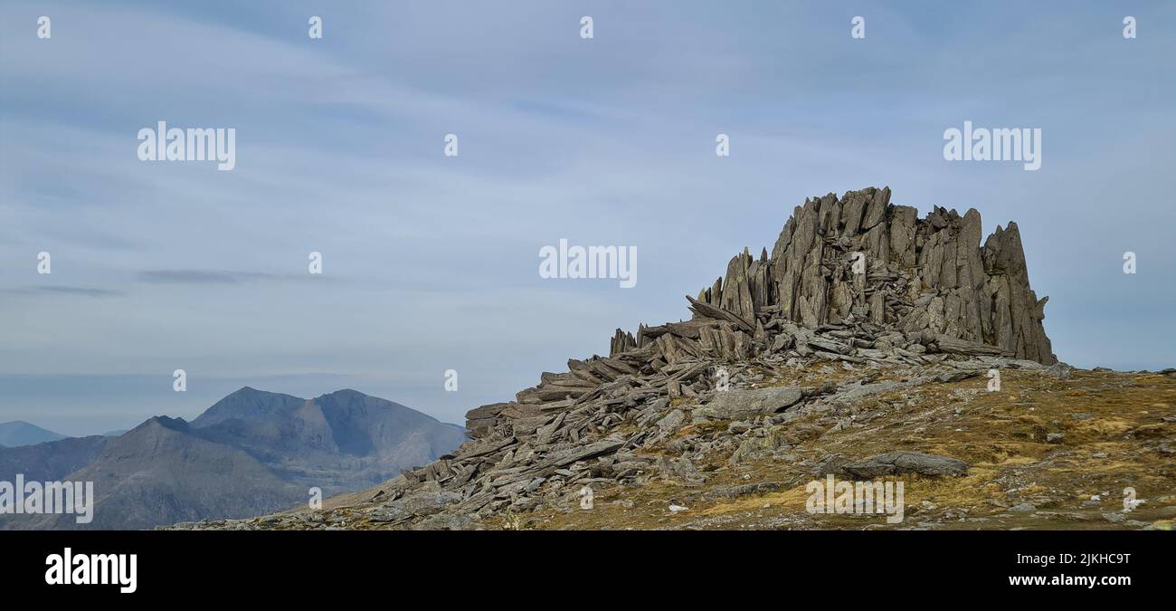 Ein Panoramablick auf einen Gipfel des Glyder-Fach-Gebirges am Tag Stockfoto