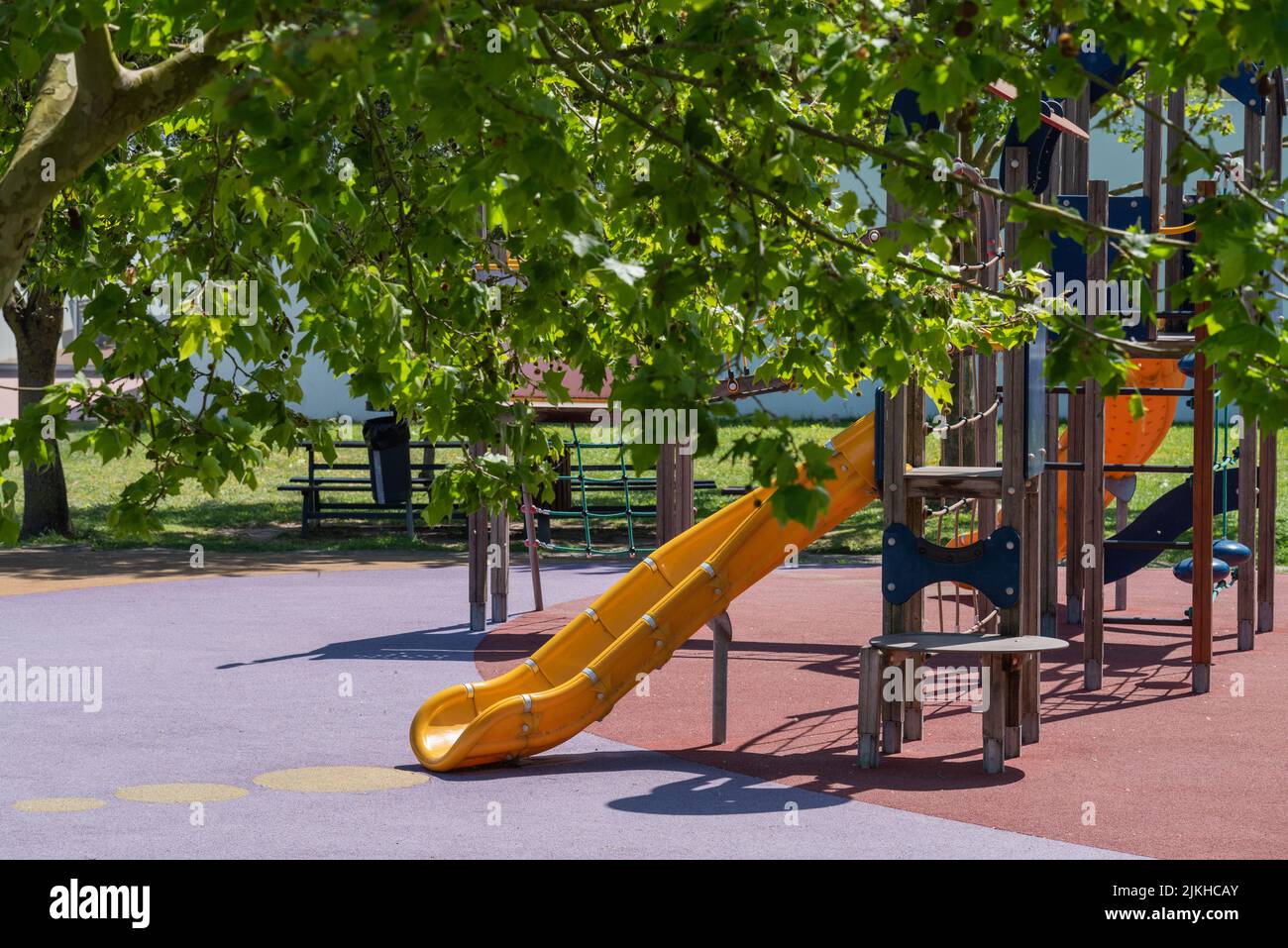 Ein Bereich mit Kinderspielplatz im Stadtpark Santa Iria de Azoia in Loures, Portugal Stockfoto